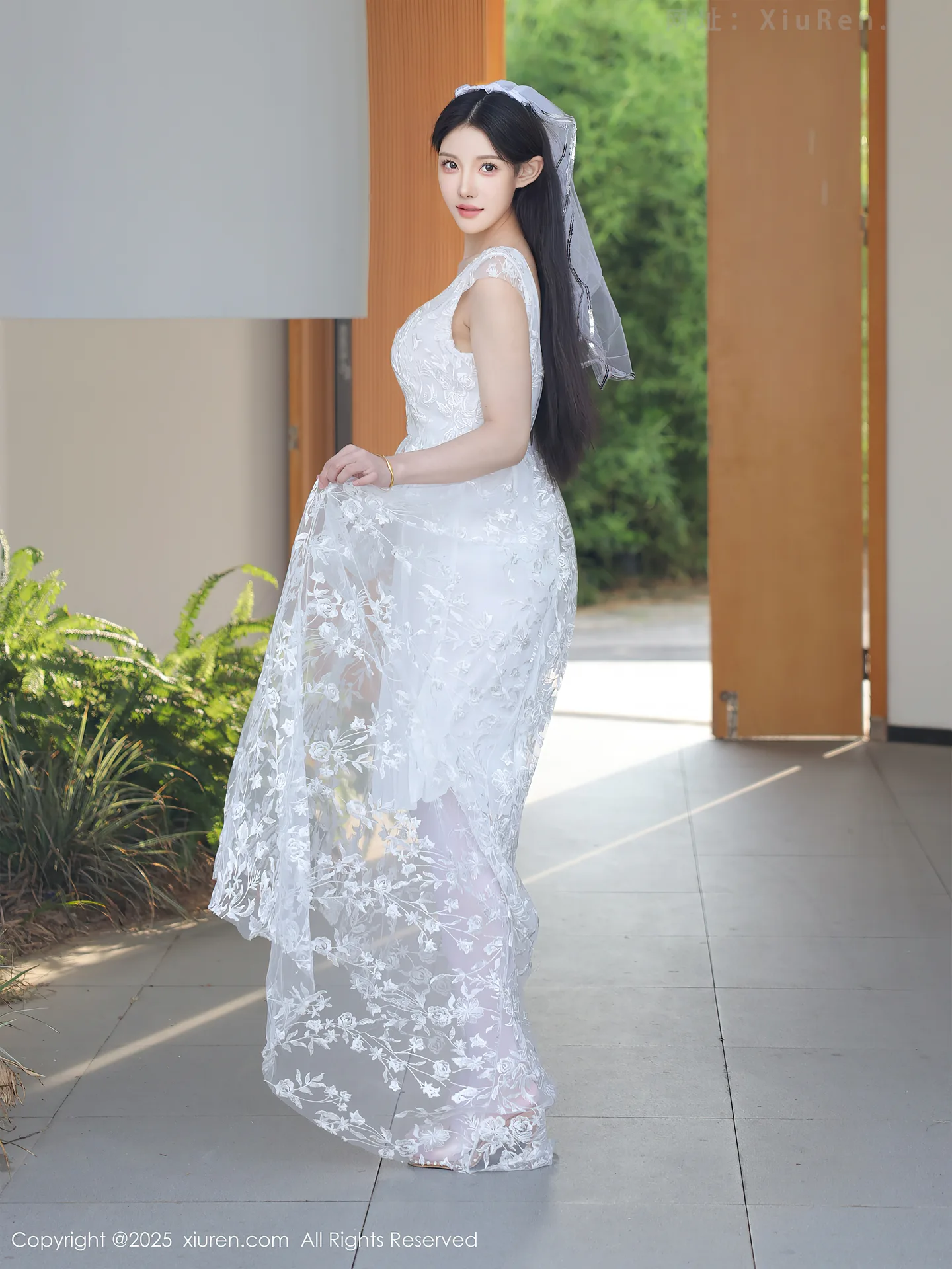 图片[2]-[XiuRen秀人网]VOL.10661 模特梨霜儿性感低胸白色婚纱配白色丝袜秀丰腴身材完美诱惑写真82P-秀人网官方网站